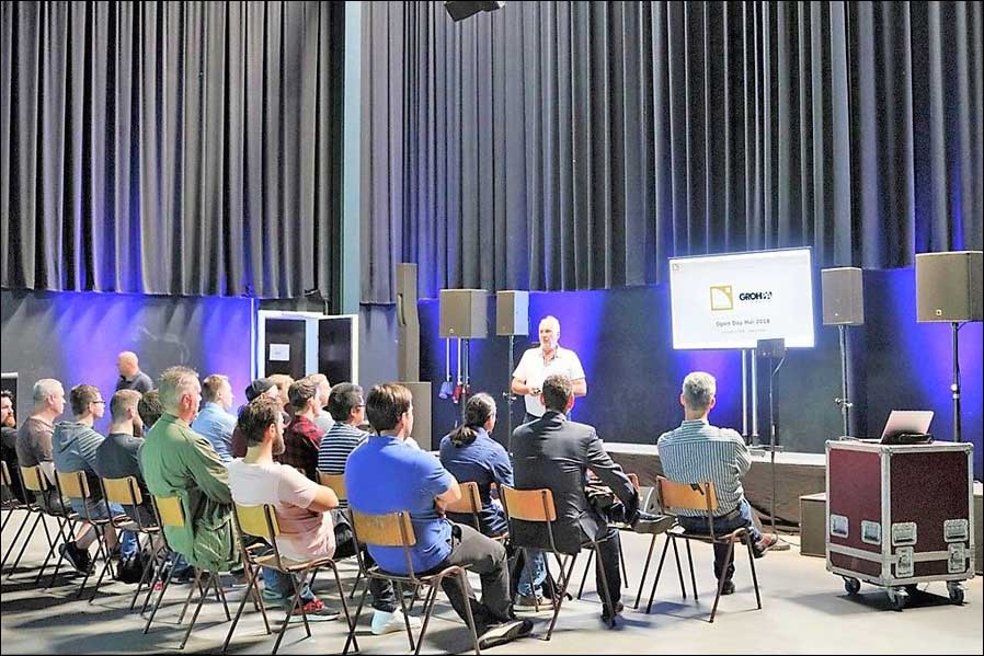 Thomas Adt von L-Acoustics beim Vortrag