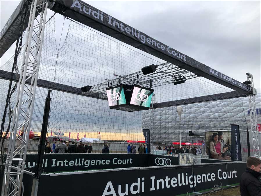 Discotec-Veranstaltungstechnik hat für den Audi Intelligence Court mit LED-Screens von LEDium multimediale Würfel gebaut.