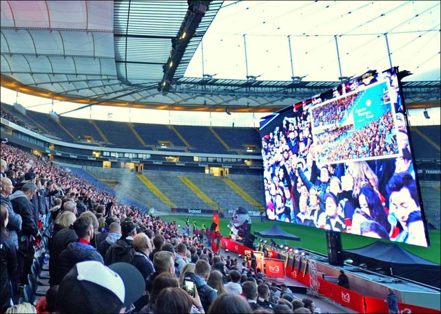 Premiere beim Halbfinale: Die LED-Wand "Black Diamond" von Screen Visions in der Frankfurter Commerzbank-Arena (Fotos: Screen Visions).