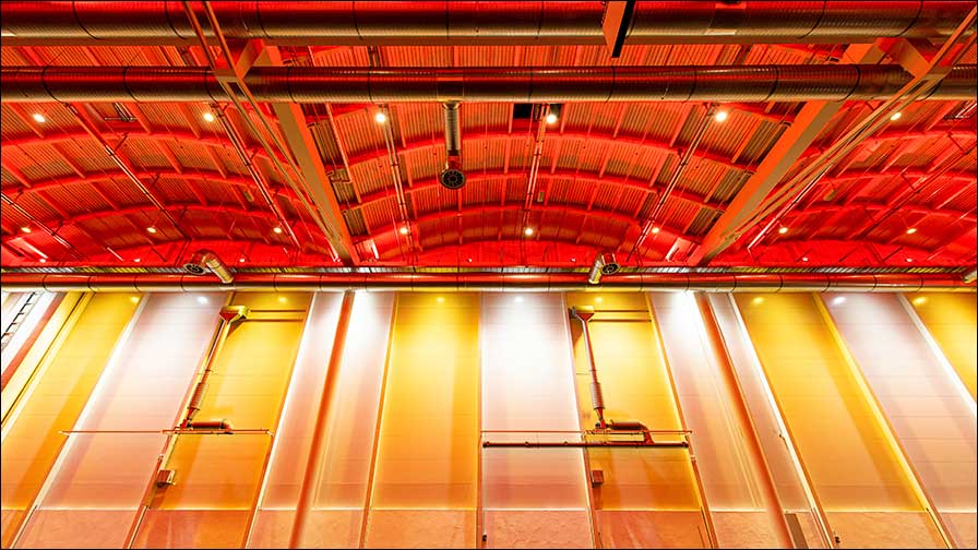 Farbiges Licht sorgen in der Halle A2 in Hamburg für neue Einsatzmöglichkeiten (Fotos: Hamburg Messe und Congress / Romanus Fuhrmann)