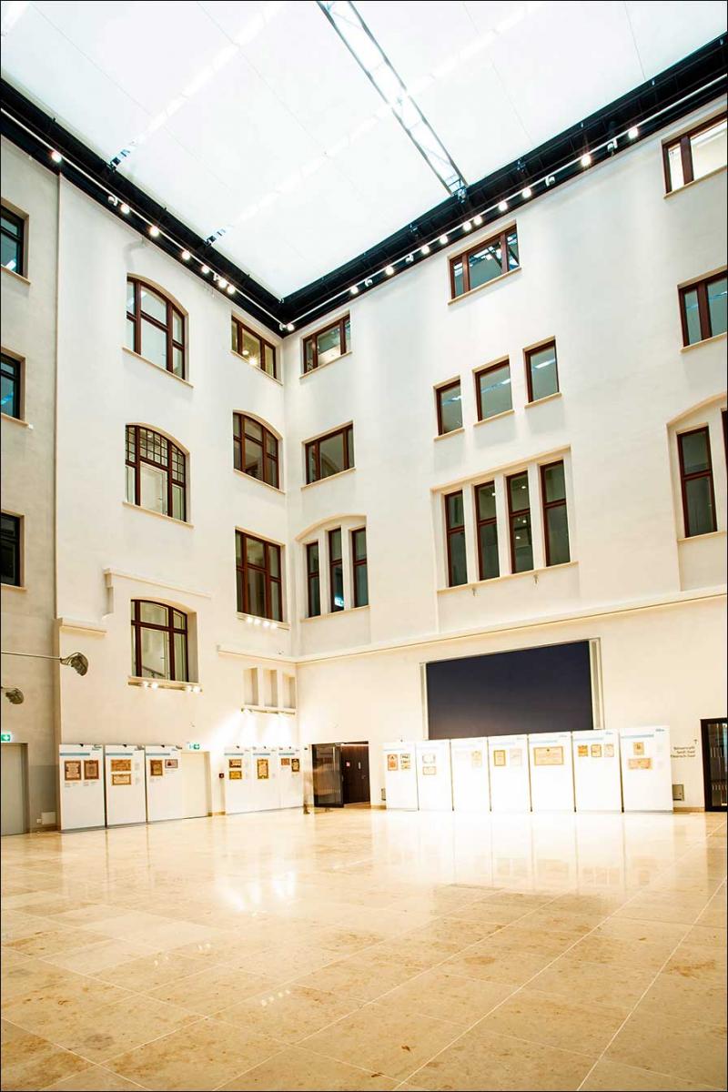 Das Atrium mit LED-Wand verbindet beide Gebäude (Foto: Goran Gajanin/ IHK für München und Oberbayern)