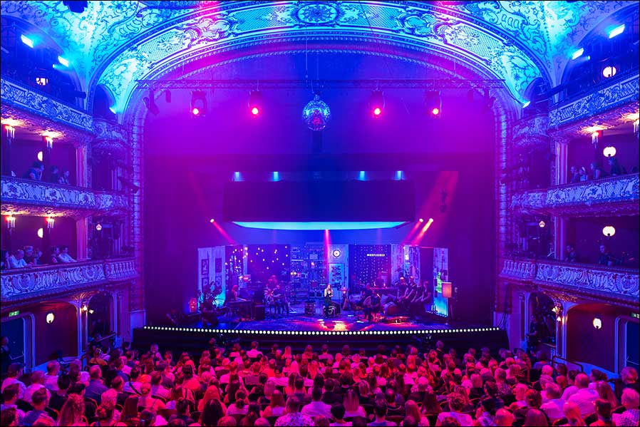 Das Wiener Volkstheater als intimer "Proberaum" für Christina Stürmers „MTV Unplugged“-Aufzeichnung (Fotos: Manfred Nikitser)