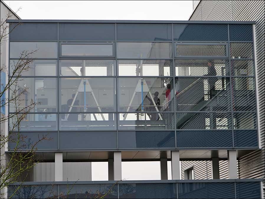 Hier geht nicht nur die Leiterplatten-Bestückung durch die Decke: Sennheiser auf dem Weg in die Zukunft (Fotos: Sennheiser).