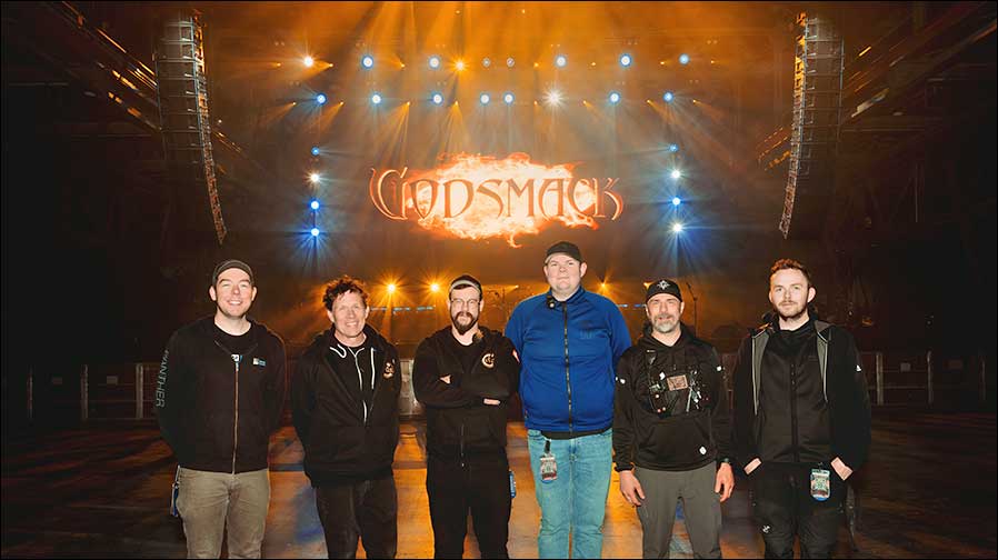 Godsmack-Team auf Tour (von links): Pat Rowe (Monitor Engineer), Josh Driscoll (Monitor Tech), Aaron Lauzier (FOH Tech), Mads Nørgaard (Systems / PA Tech), Scott Tkachuk (FOH Engineer / Production Manager) und Rasmus “Razormoose” Kristiasen (PA Tech) beim Tour-Stopp in Budapest (Foto: Francesca Ludikar)