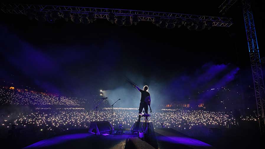 Mit einem KSL-System von d&b auf Tour in Indien: Ed Sheeran (Fotos: Mark Surridge / d&b)