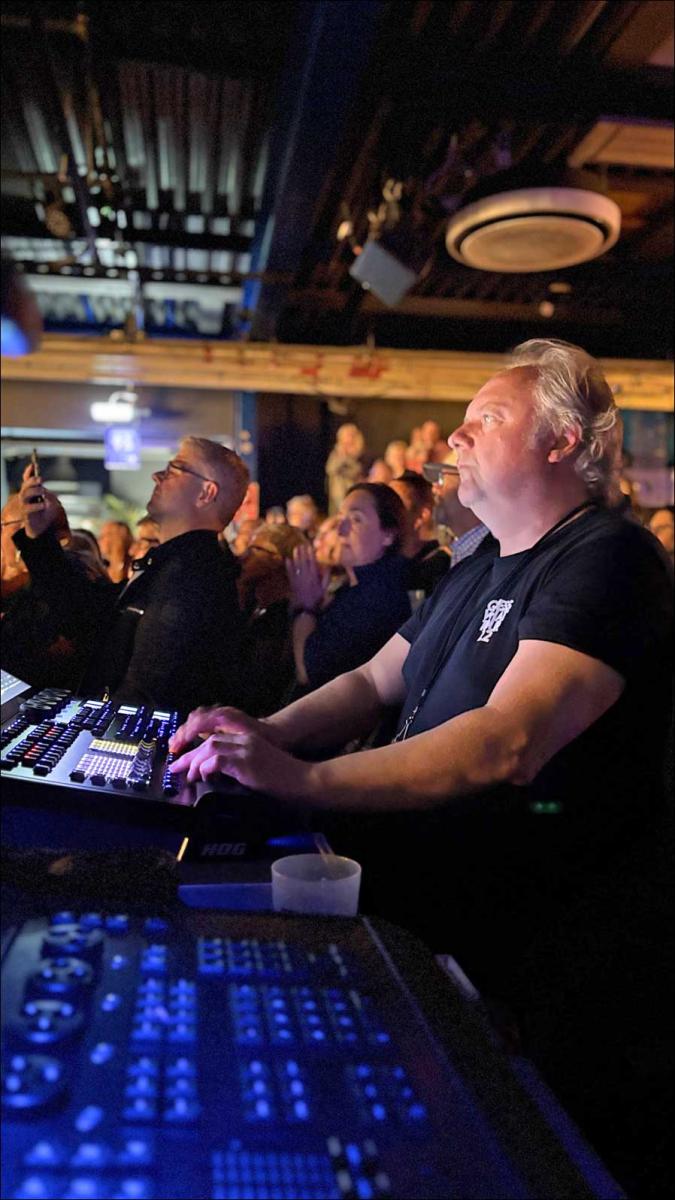 Volle Konzentration: Rolf Wenzel steuert die Show manuell ohne Time Code oder MIDI-Unterstützung (Foto: ETC)