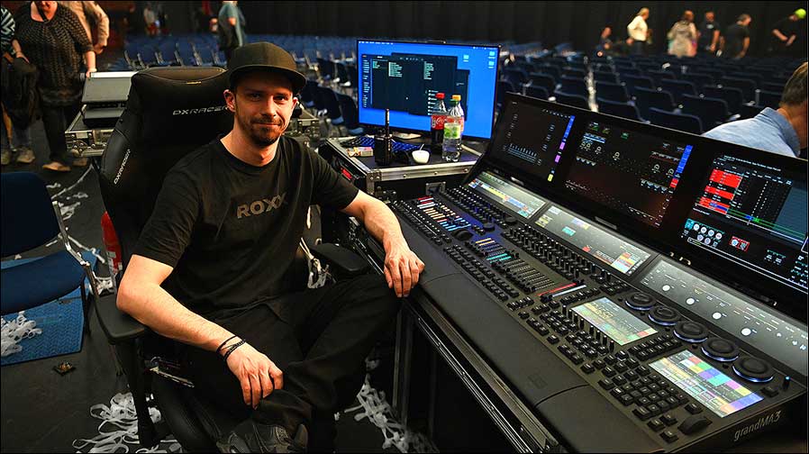 Das richtige Licht für die verschiedensten Bühnen: Lichtdesigner Julian "Jules" Rabe wurde bei Robe fündig (Foto: Stephan Kwiecinski)