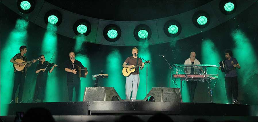 White setzt Spectera für alle Gesangsmikrofone und Gitarren von Ed Sheeran ein. Gleiches gilt für die Mitglieder der irischen Folk-Band Beoga, die ebenfalls von den Möglichkeiten von Spectera profitieren. (Foto: Mark Surridge).