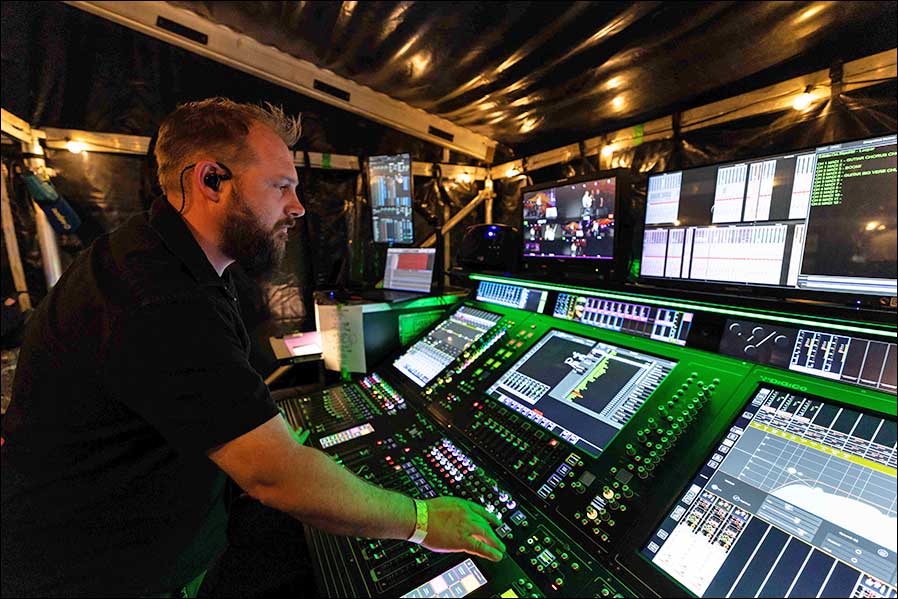 Der Monitoringenieur und HF-Techniker Dave White arbeitet seit 2014 mit Ed Sheeran zusammen. Für die aktuelle Tour setzt er auf Spectera. Das weltweit erste bidirektionale Breitband-Drahtlossystem bildet das Herzstück des kontinuierlich wachsenden Audio-Setups (Foto: Mark Surridge).