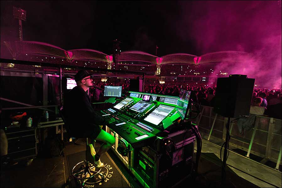 Der FOH-Tontechniker Simon Kemp sagt, der Wechsel von Digital 6000 zu Spectera habe eine deutliche Klangverbesserung zur Folge gehabt. Die Gitarren von Ed klingen nun klarer, und der Dynamikumfang der gesamten Show habe sich deutlich erhöht (Foto: Mark Surridge).