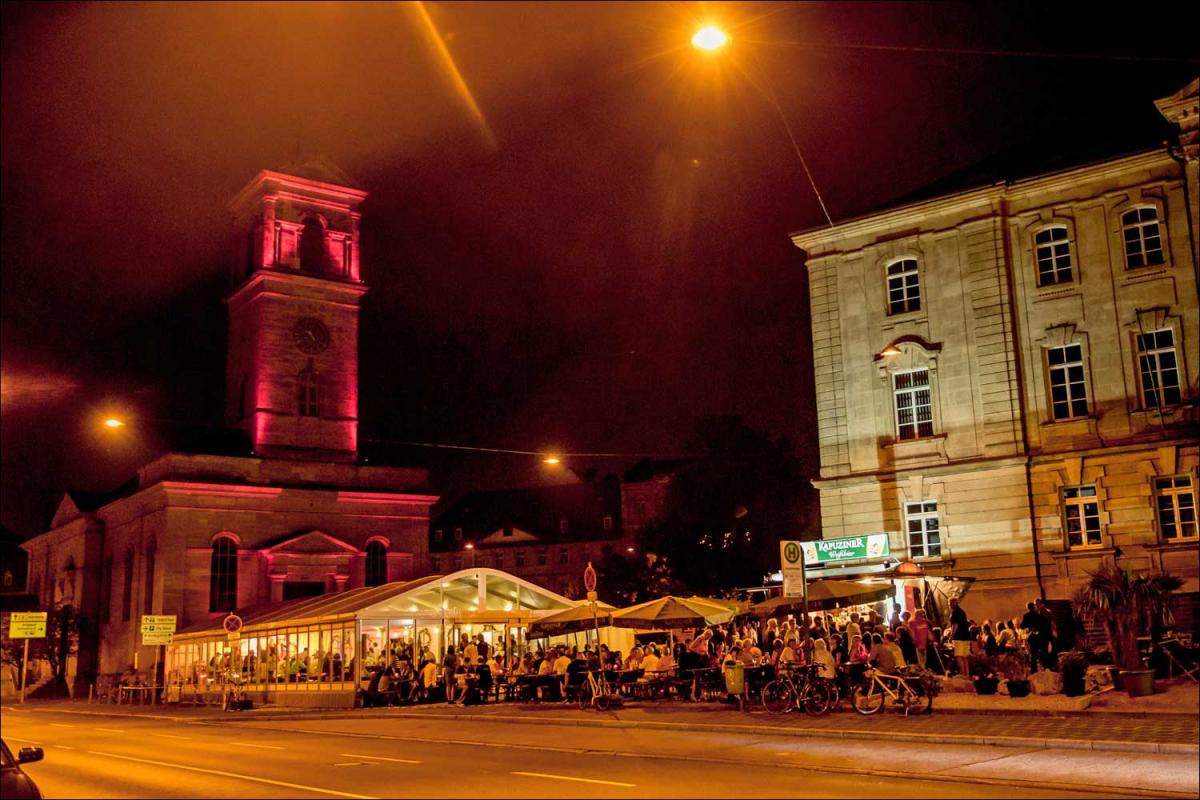 Gewächshaus vor dem Fürther Stadttheater im Licht von ColorSource CYC-Horizontleuchten von ETC.