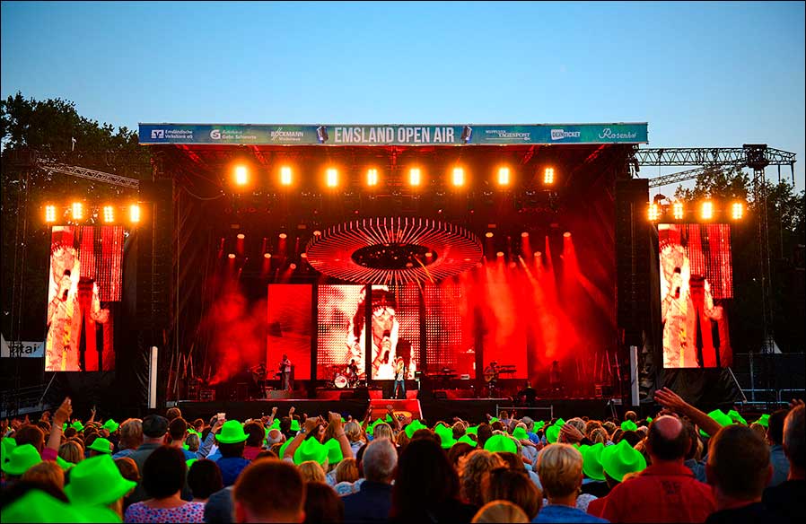 Pur in der Emsland-Arena in Lingen mit viel Licht von Chauvet (Fotos: Stephan Kwiecinski).