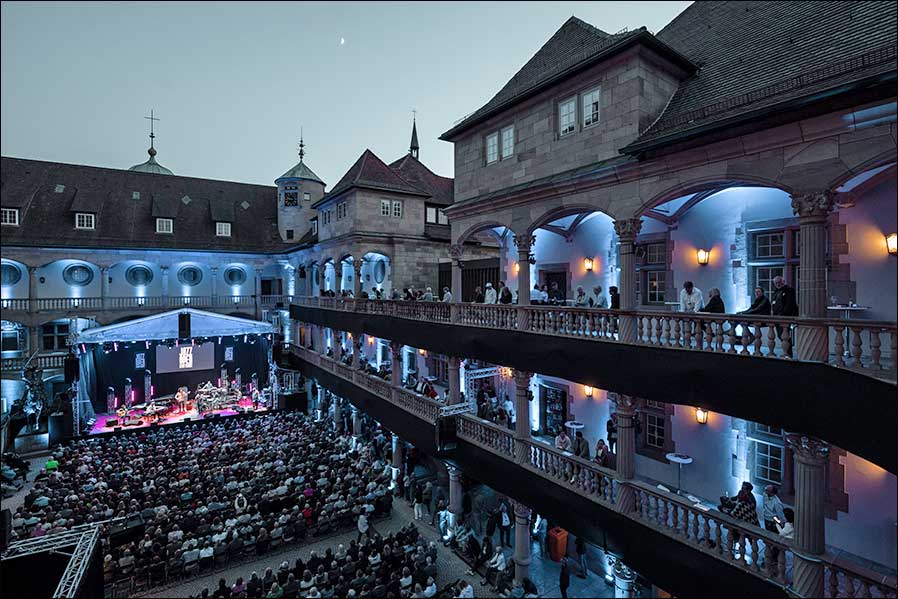 Debut der neuen A-Serie von L-Acoustics: Chick Corea im Arkadenhof des Alten Schlosses in Stuttgart (Foto: Wolf Peter Steinheißer).