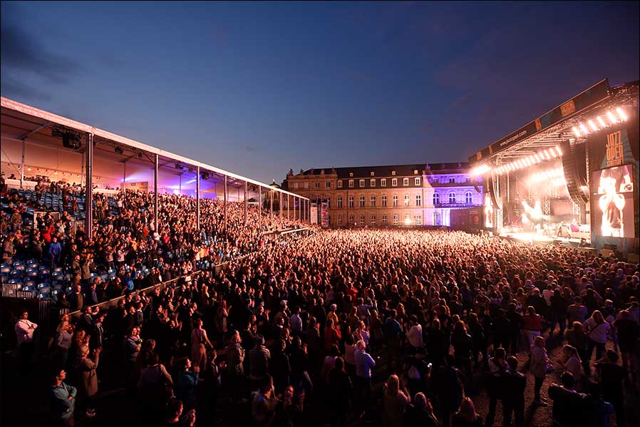 Parov Stelar auf der Jazzopen 2019-Hauptbühne auf dem Stuttgarter Schlossplatz mit einem L-Acoustics-K2-System von Session Pro (Foto: Reiner Pfisterer).