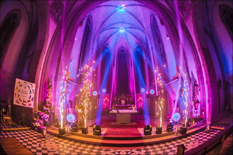  In der St. Stephanus Kirche in Goch-Kessel setzte Magic Sound Veranstaltungstechnik auf 16 Leuchten von Robe.