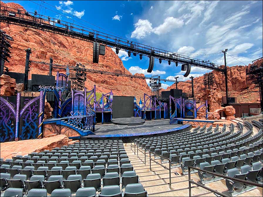 "Die Schöne und das Biest" im Tuacahn Amphitheater in Utah mit ELATION Proteus Maximus (Fotos: Cory Pattak).