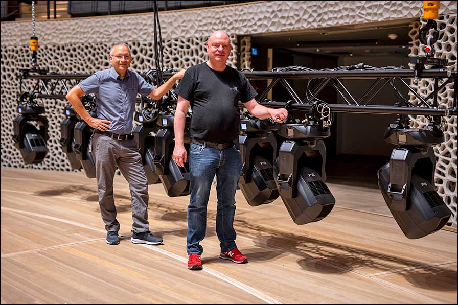 Mit neuem Licht von JB Lighting in der Hamburger Elbphilharmonie: Mike Neumann (links) und Andreas Klöhn.