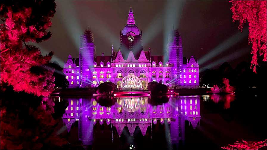 Hannover Klassik Open Air mit iluminiertem Rathaus