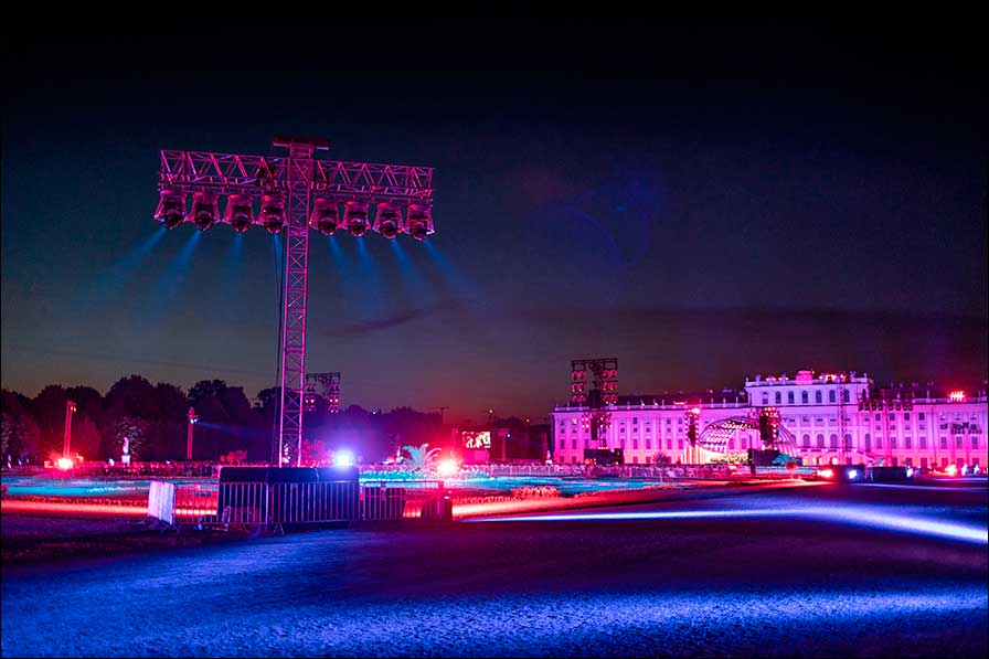 Sehenswert: Das Sommernachtskonzert der Wiener Philharmoniker im Licht von Jerry Appelt (Fotos: Emmanuel Schawaller).