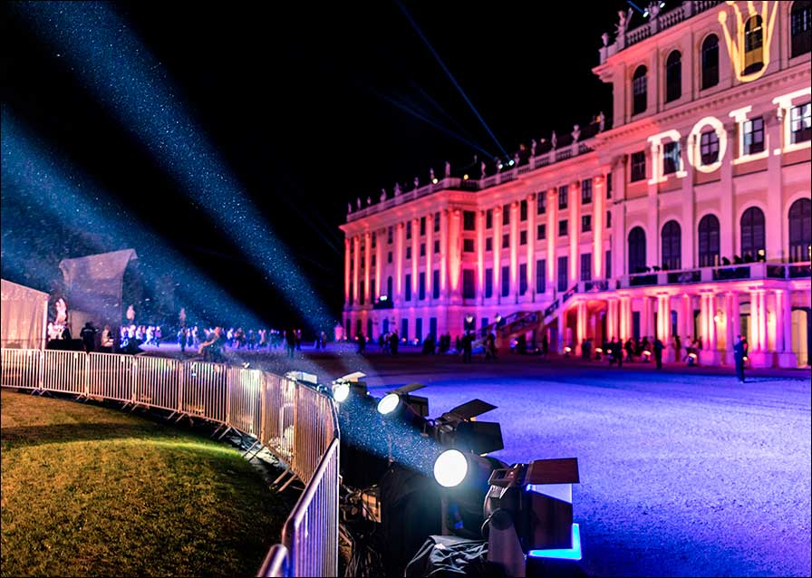 Die zwölf Martin MAC Ultra Wash wurden auf der Neptunbrunnenseite des Schlossparks an zwei Towern installiert, von wo aus sie den angrenzenden Park in Szene setzen. (Fotos: Emmanuel Schawaller)