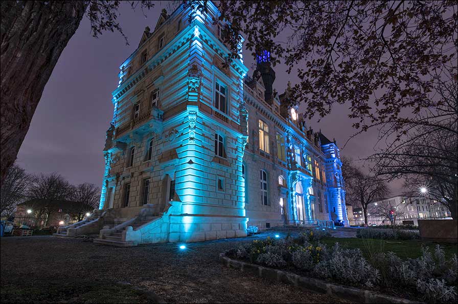 Rozenn Le Couillard hat die Mairie de Pantin mit Licht von Anolis beleuchtet (Fotos: Olivier Hannauer / La Chouette Photo für Robe/Anolis).