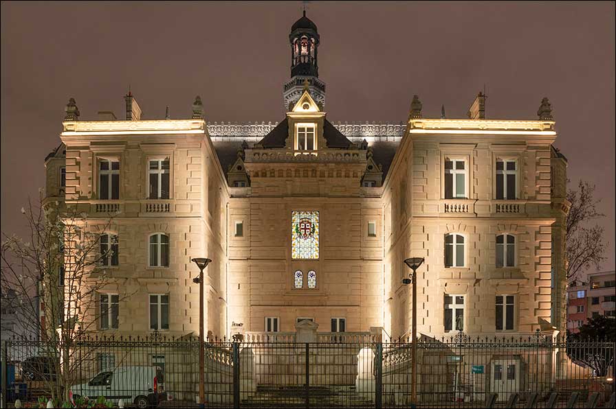 Rozenn Le Couillard hat die Mairie de Pantin mit Licht von Anolis beleuchtet (Fotos: Olivier Hannauer / La Chouette Photo für Robe/Anolis).