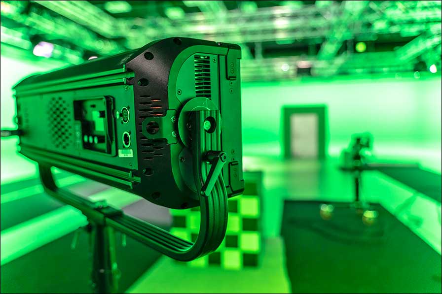 France TV hat 46 fos/4 Panel-Scheinwerfer von ETC gekauft, um einen „außergewöhnlich homogenen grünen Hintergrund“ kreieren zu können (Fotos: Jonathan Grimaux / ETC).