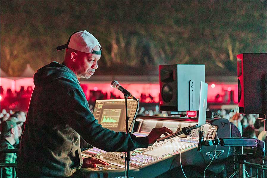 Phil Strong, Mixer für den Headliner am Freitagabend (Foto: Meyer Sound)