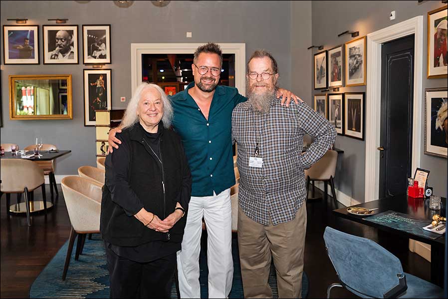 Gut gelaunt in Montreux: Helen Meyer, Mathieu Jaton und John Meyer (Foto: Lionel Flusin)