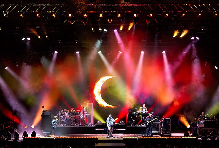 Marillion live in Berlin mit viel Licht von Robe (Fotos: Josh Mainka).