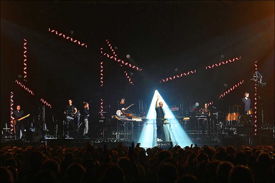 Schiller auf "Illuminate"-Tour mit Licht von Robe (Fotos: Stephan Kwiecinski).