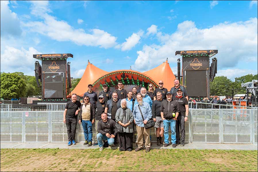 Das begeisterte Team vor Ort: Meyer Sound Tech Support mit John und Helen Meyer (Foto: Meyer Sound)