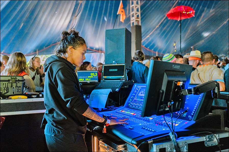 Jade Payne, FOH-Ingenieur für Khruangbin (Foto: Meyer Sound)