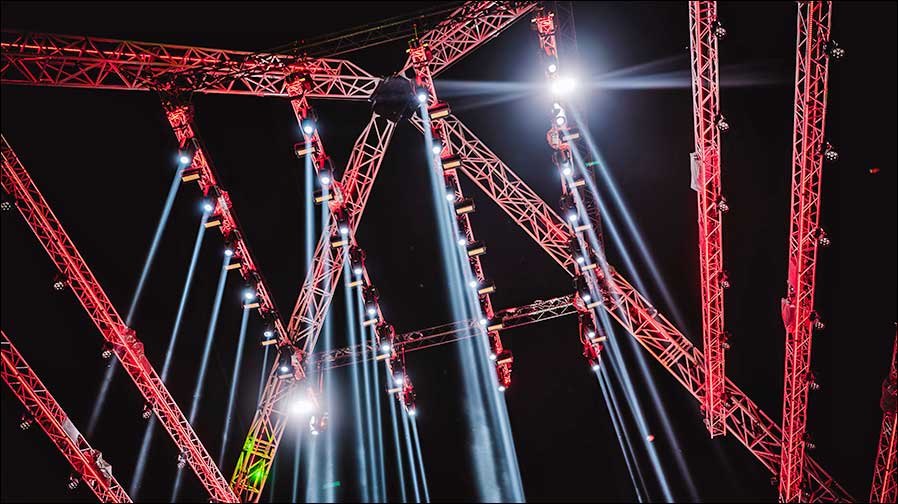 Eine neue Optik mit definierten Kanten für die Main Stage: Viel Licht von Cameo (Fotos: Julian Huke Photography).