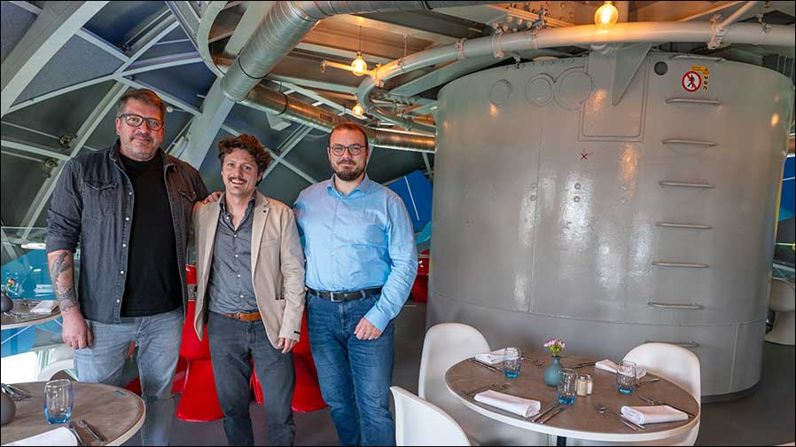 Gruppenfoto im Atomium (von links): Christian Strehl, Sales Application Engineer Install, dBTechnologies; Nicolas Monballiu und Benjamin Moreas, beide Diffusion Events