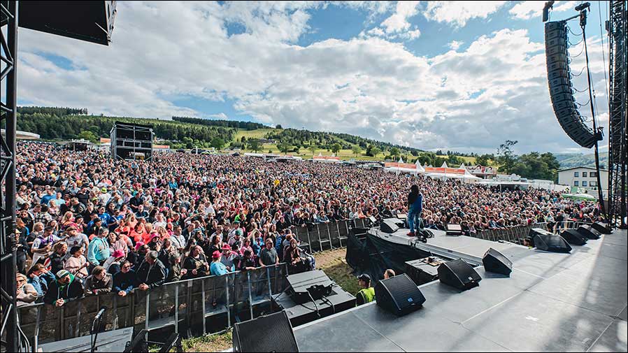 Viel Spaß mit gutem Sound für alle: "Die 90er" in Willingen mit colito productions und der PA von TT+ Audio (Fotos: RCF).