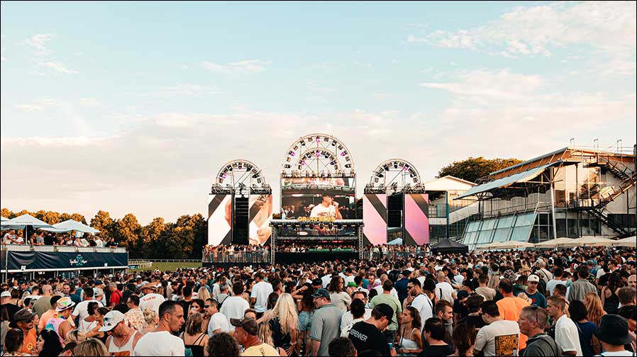 Feiern auf der Galopprennbahn - im Licht von Robe (Foto: Joe Pohl / Greenfields Open Air)