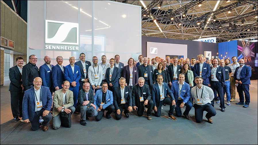 Gruppenbild vom letzten Jahr: Das IBC-Team von Sennheiser ist wieder da und freut sich auf Besuch (Fotos: Sennheiser).