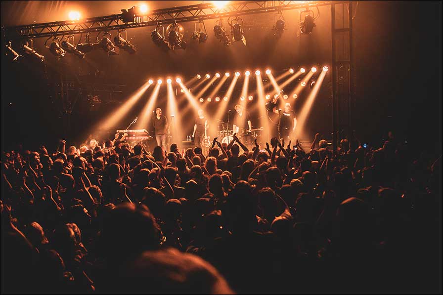 Ein Beschallungssystem für alle Stilrichtungen: das N-RAY von CODA Audio bei der Show der Indie-Rock-Größe Kettcar (Sonja Berg)