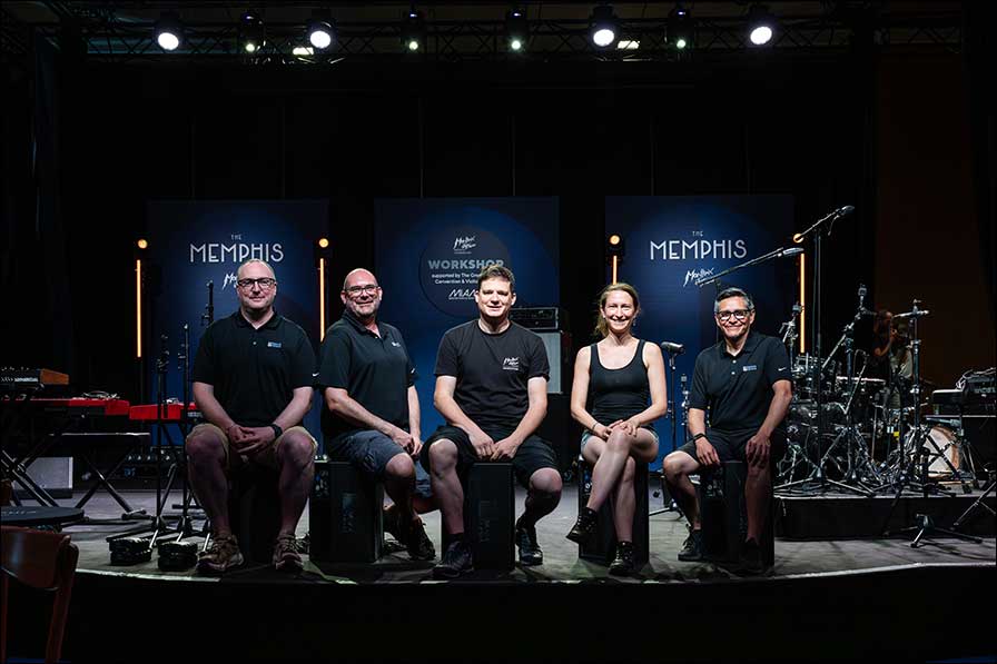 Die Meyer Sound Montreux Jazz Festival Crew (von links): Roland Morcom (Sales Manager, Europe) mit Andy Davies (Senior Director of Product Management), José Gaudin (Application Architect), Ianina Canalis (Application Architect – Spatial Audio Specialist) und Oscar Barrientos (Latin American Technical Services Manager) (Fotos: Marc Ducrest).