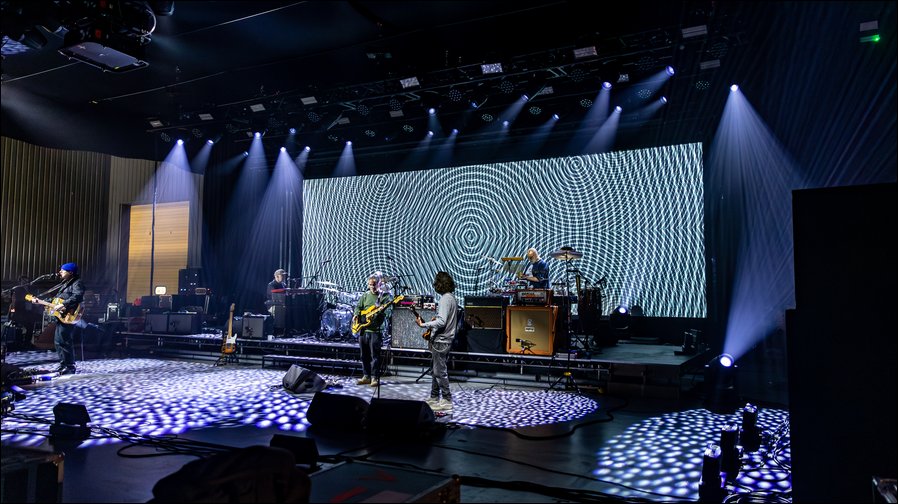 Super Furry Animals: Auf „Taith Supacabra“-Tour mit dem Vario 64 Leinwand-System von AV Stumpfl (Fotos: Dylan Swann / PRG)