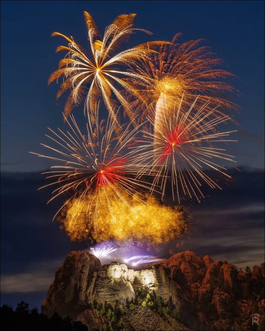 Illuminate hat mit Elation Proteus für das Licht gesorgt: „Freedom 250"-Feierlichkeiten am Mount Rushmore  (alle Fotos: Illuminate)