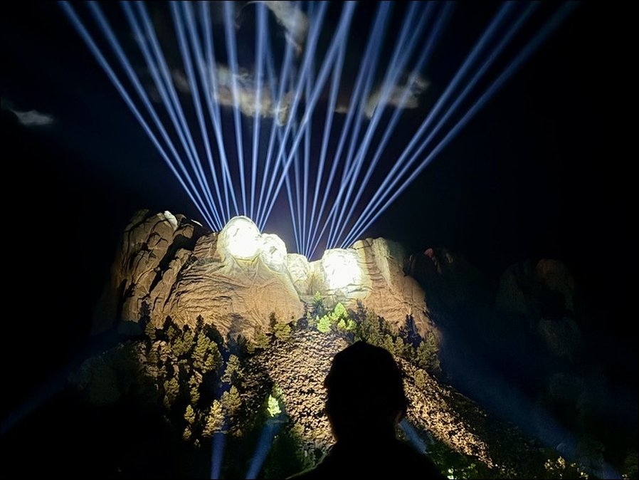 Illuminate hat mit Elation Proteus für das Licht gesorgt: „Freedom 250"-Feierlichkeiten am Mount Rushmore  (alle Fotos: Illuminate)