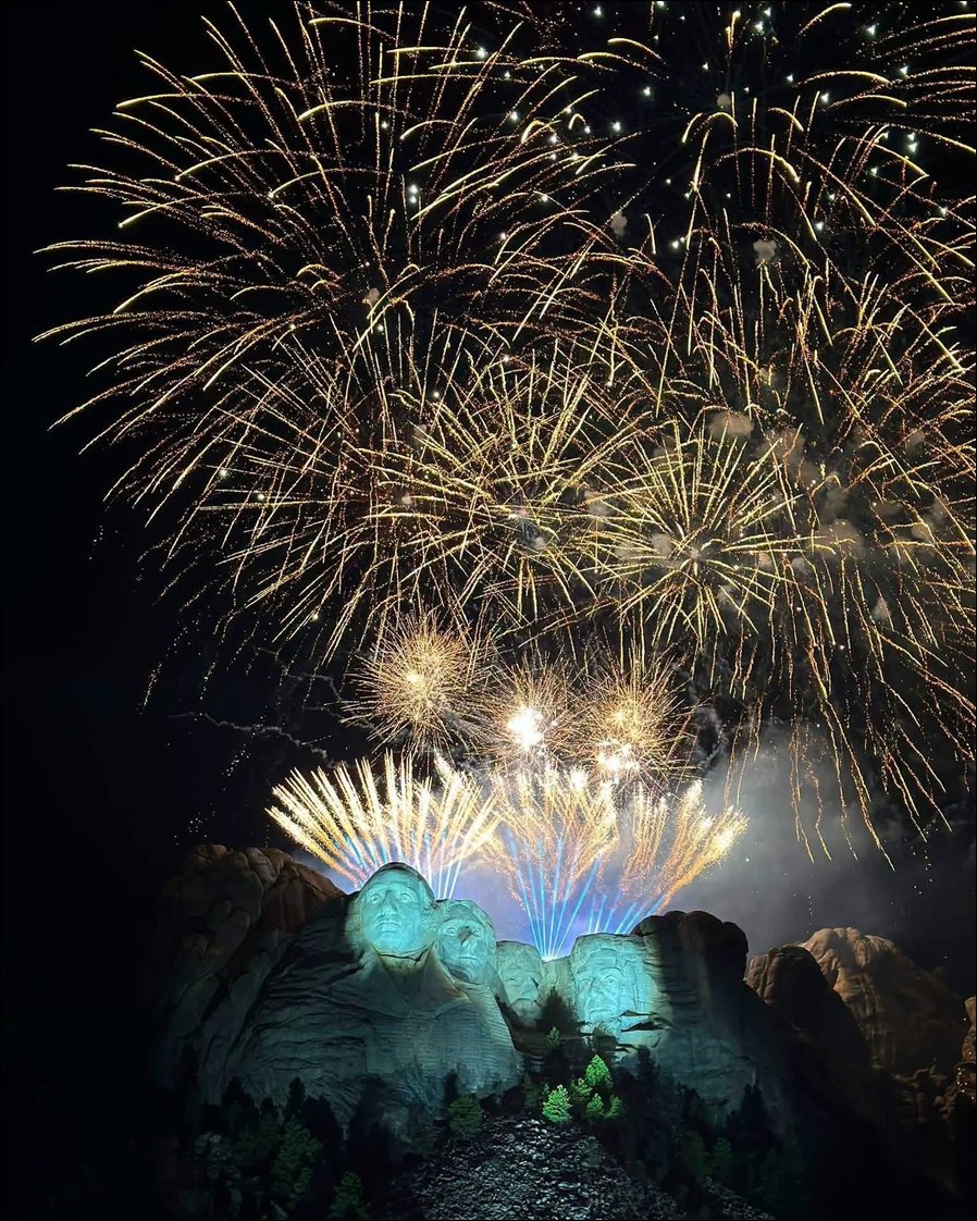 Illuminate hat mit Elation Proteus für das Licht gesorgt: „Freedom 250"-Feierlichkeiten am Mount Rushmore  (alle Fotos: Illuminate)
