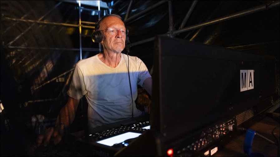 Lichtdesigner Günter Jäckle auf einem „Love Places“-Open-Air von Peter Maffay (Fotos: Paul Gärtner)