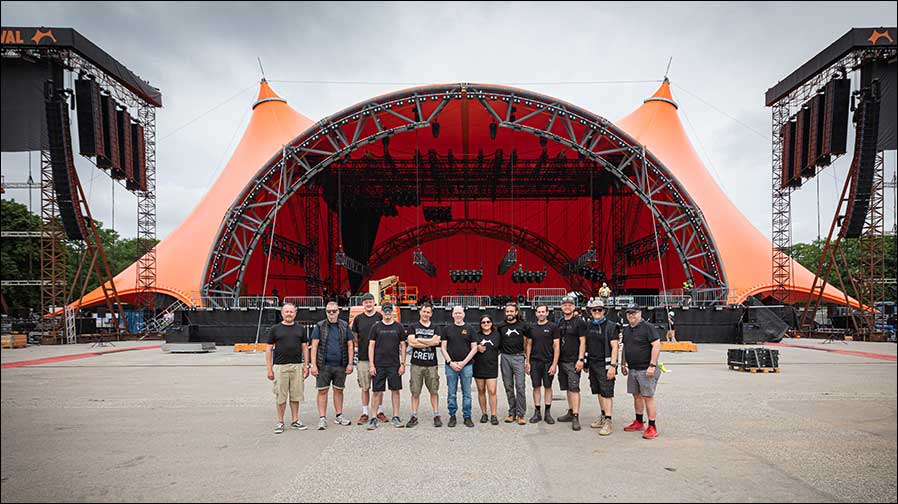 Das Team in Roskilde (von links): Morten Büchert - Roskilde Festival, Theis Romme - Roskilde Festival, Niclas Raap - Meyer Sound, Brian Bolly - Meyer Sound, Leonardo Serani - Meyer Sound, Bob McCarthy - Meyer Sound, Sana Bassam Romanos - Meyer Sound, Leonard Blanche - Meyer Sound, Charlie Albin - Meyer Sound, Arve Gotfredsen - Meyer Sound, Merlijn van Veen - Meyer Sound, Lars Liliengren - Roskilde Festival (Foto: Nalle Magnusson).