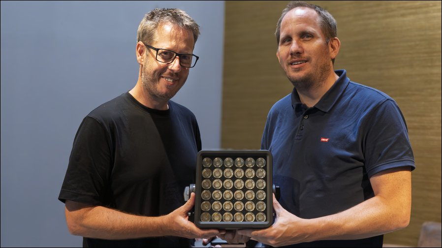Gruppenbild mit K36: Matthias Allhoff von PRG und Thorsten Sattler von ROXX (Fotos: PRG)