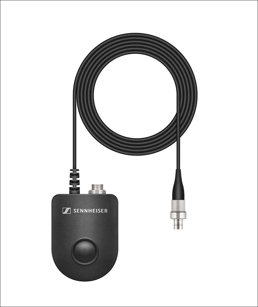 Der Spectera Command Button wird zwischen SEK und Mikrofon angeschlossen. In der Spectera Software lässt sich festlegen, ob er das Mikrofon stummschaltet oder die Talkback-Funktion aktiviert. Zudem kann er als Rast- oder Momenttaster konfiguriert werden.