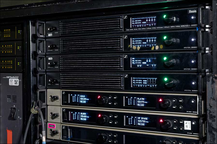 Die vier Spectera Base Stations über den Empfängern der Schmalbandserie Digital 6000