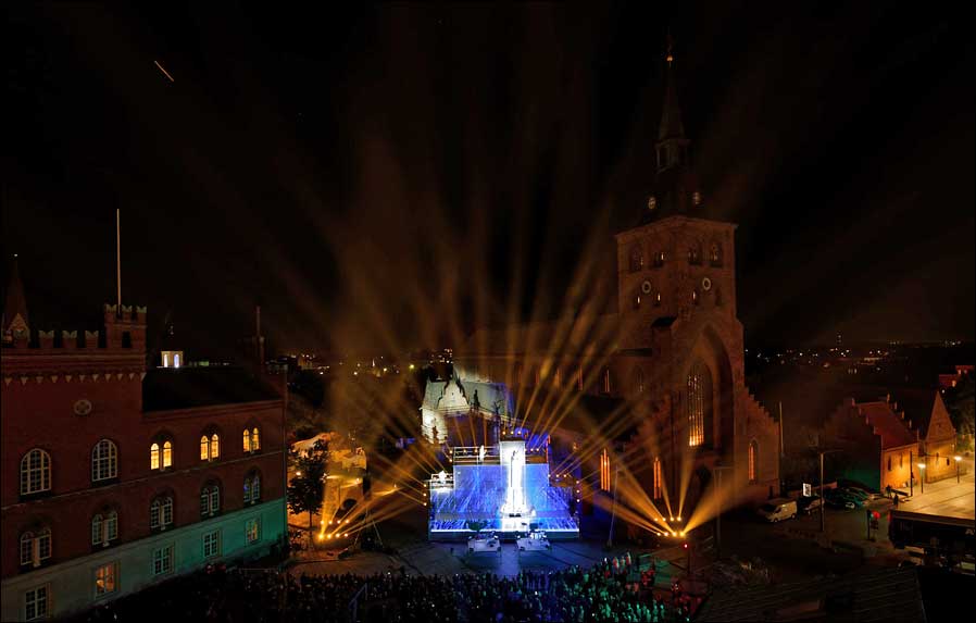 Der neue Proteus Hybrid von ELATION hat seine Europa-Premiere bei den H. C. Andersen Festivals auf dem Marktplatz der dänischen Stadt Odense gefeiert. (Fotos: Manfred H. Vogel)